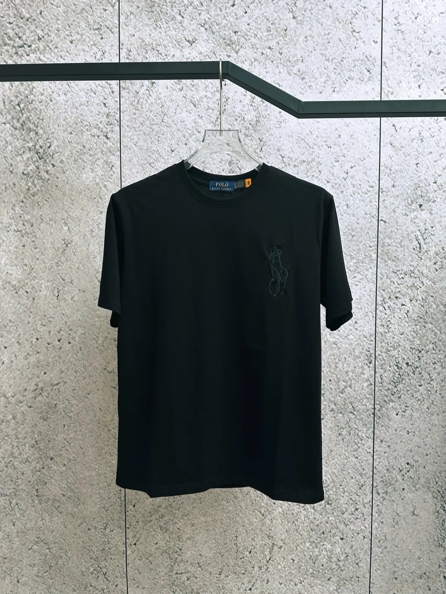 P150 Ralph Lauren/Ralph Lauren 25ss simultaneously launches one-color horse embroidery round neck short sleeves. The main logo on the neck has a QR code mark, which can be scanned for verification, and the detailed horse logo embroidery is all high-density and made with imported Tajima machines, distinguishing it from low-end products on the market. 32 counts, 240g hydrophilic toner, 100% cotton fabric, comfortable and soft, highly breathable, focusing on high-end cost-effectiveness, needless to say good quality. Available in a variety of colors, both boys and girls can try this genderless style, giving them a yuppie tone in no time. Immerse yourself in your leisurely style, and have your own style in retro. Natural, vivid, and very French romantic feelings, perfectly blending youthful atmosphere with fashion. The clever embellishment of large horse logo embroidery carries all the eye-catching points. Color: black, white, navy blue, gray Size: S-xL